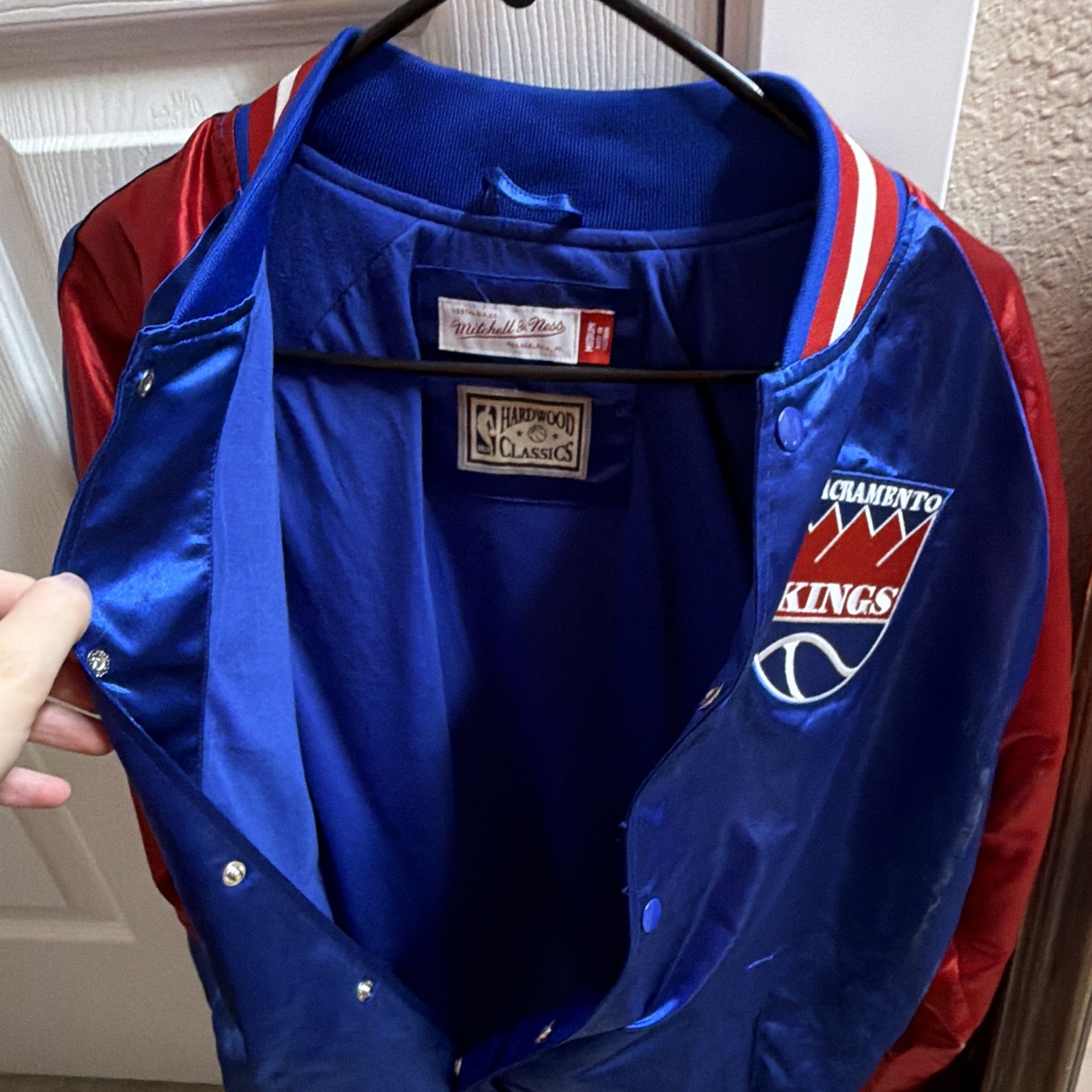 Mitchell & Ness Sacramento Kings NBA Satin Snap Front Jacket Size M Blue/Red