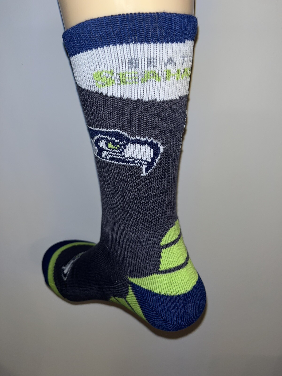 SEATTLE SEAHAWKS NFL FOOTBALL LOGO GREY SPORT FAN CREW LENGTH SOCKS LARGE Q