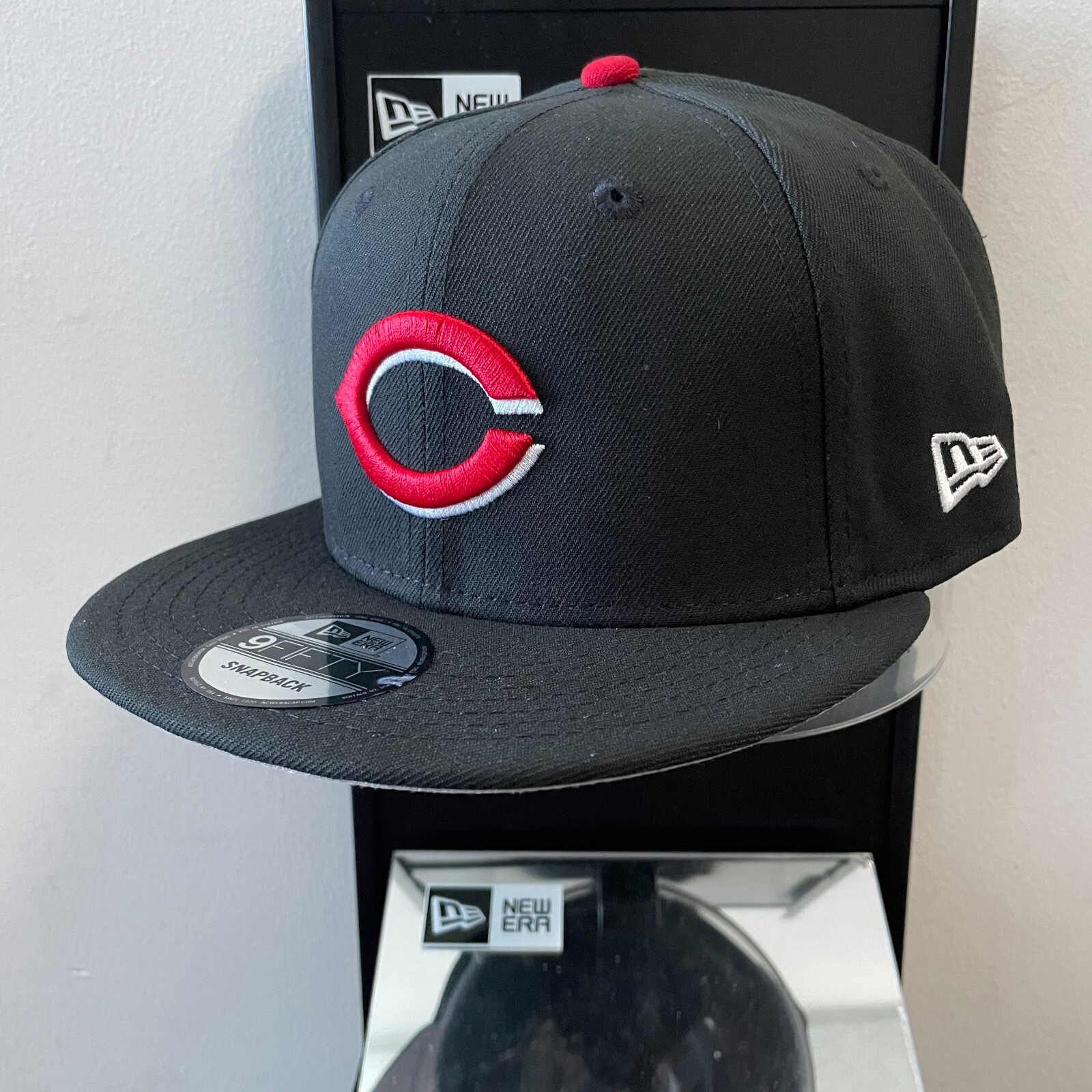 MLB – Cincinnati Reds 9FIFTY Adjustable Snap-Back New Era Cap – Black