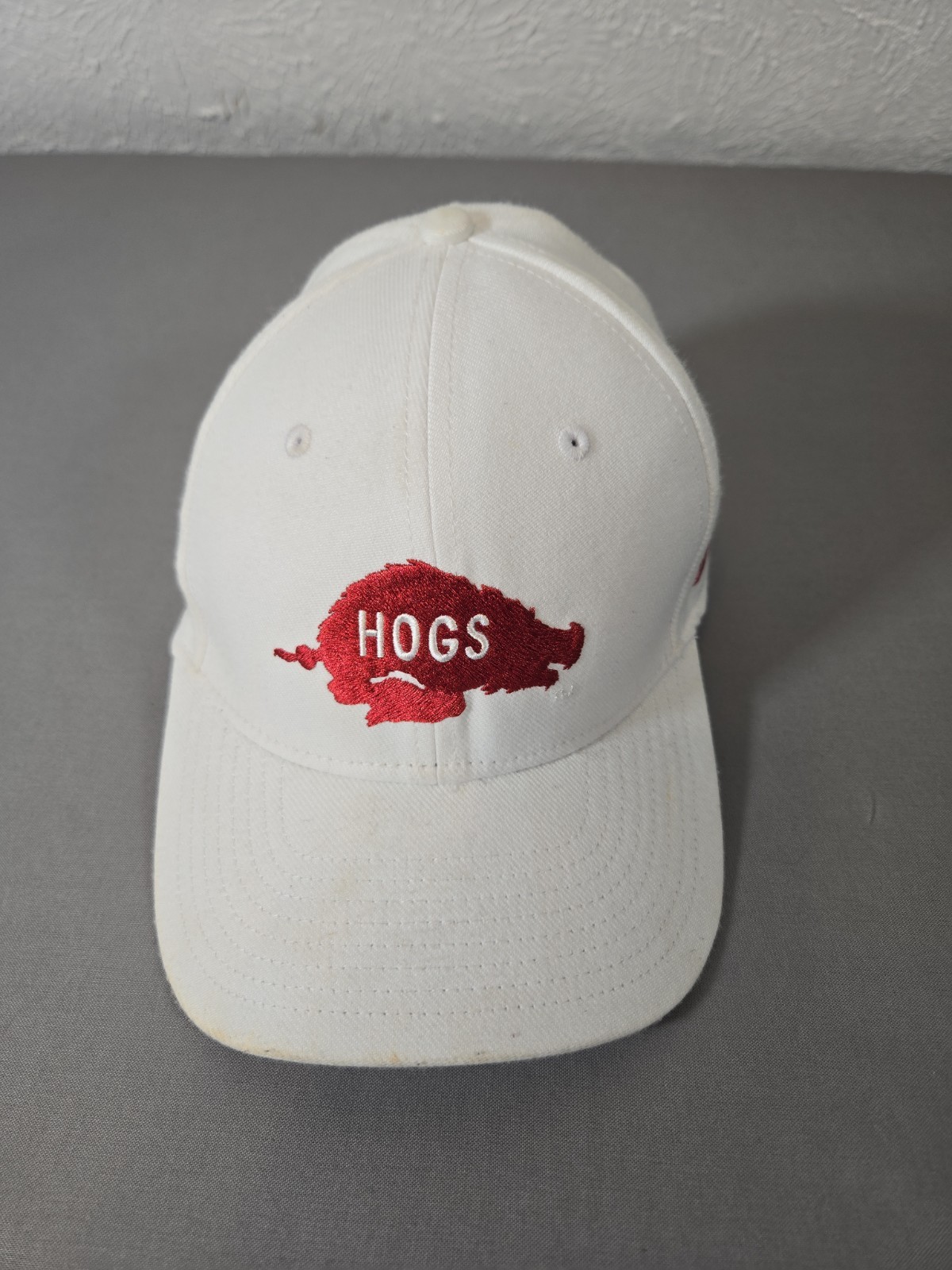 Nike Arkansas Razorbacks Hogs White Dri-FIT Flex Fit Hat Cap Adult S/M NCAA