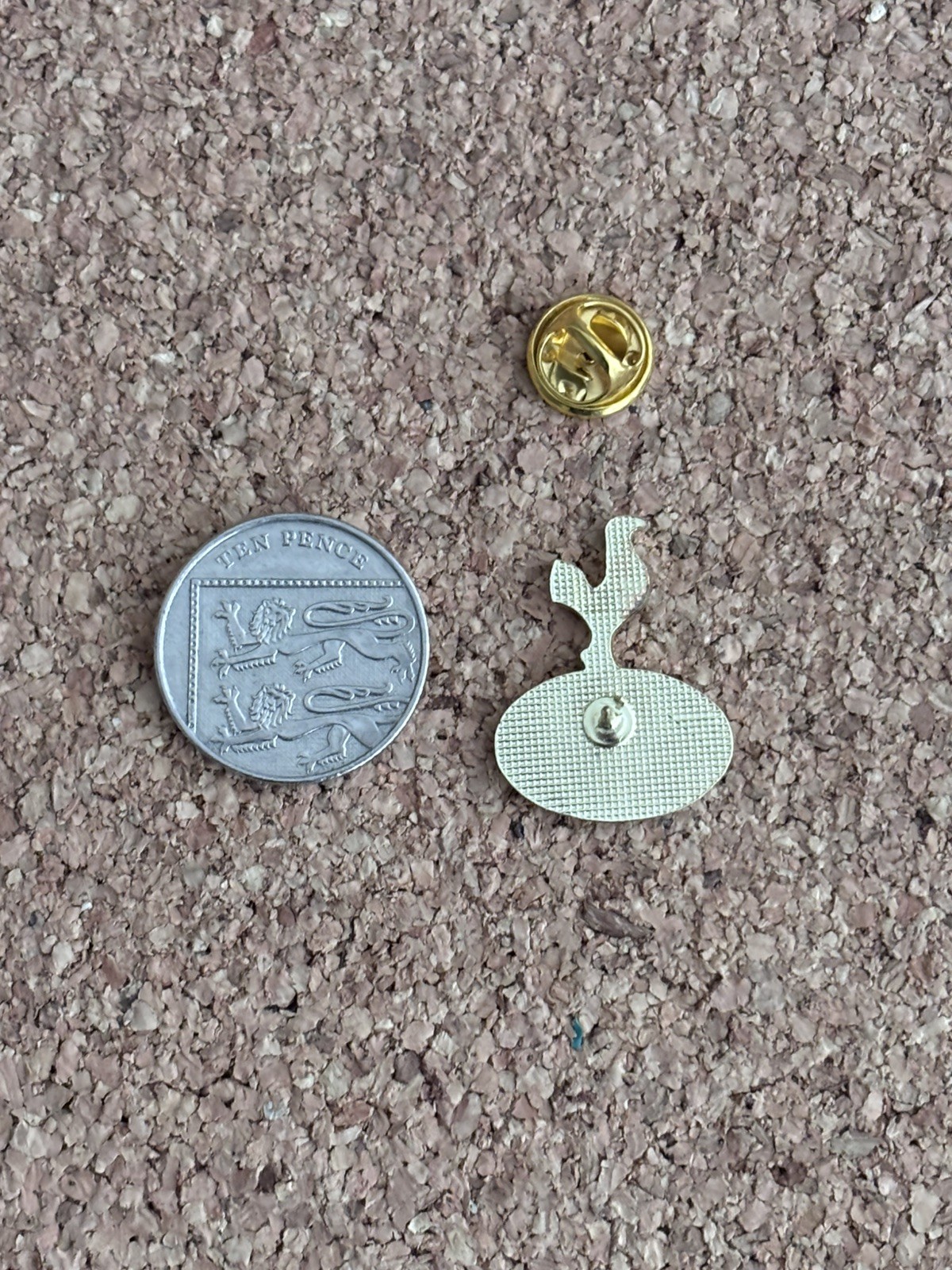 TOTTENHAM ZINC ALLOY KEYCHAIN PLUS A METAL PIN BADGE , PRICE INCLUDES POSTAGE