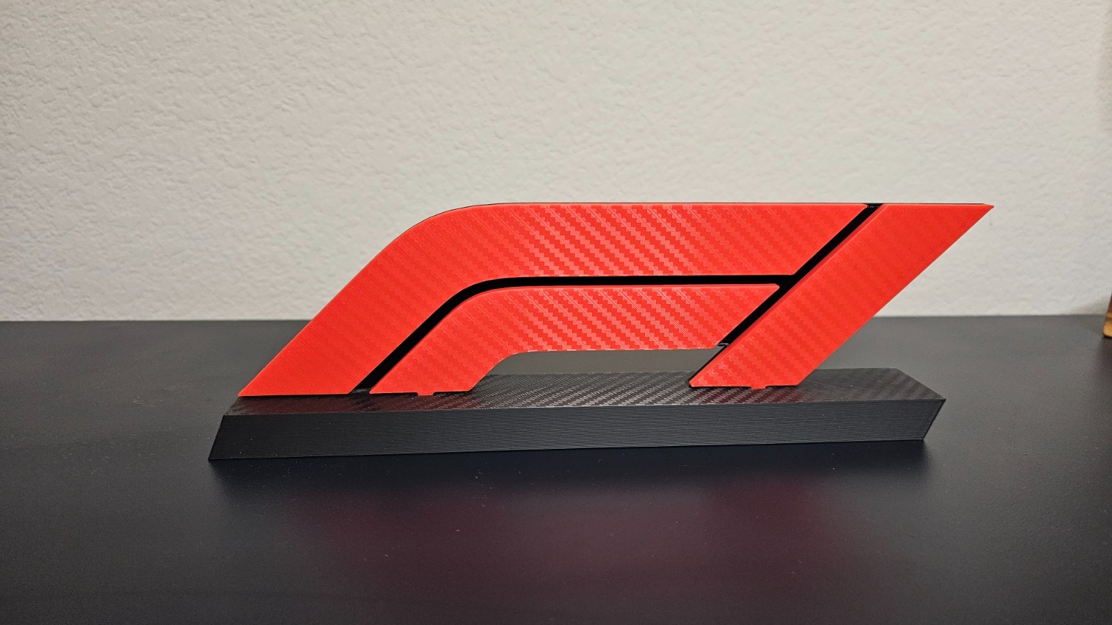 F1 Logo Desk Decor – Carbon Fiber look 3D Printed, Formula One Racing Gift