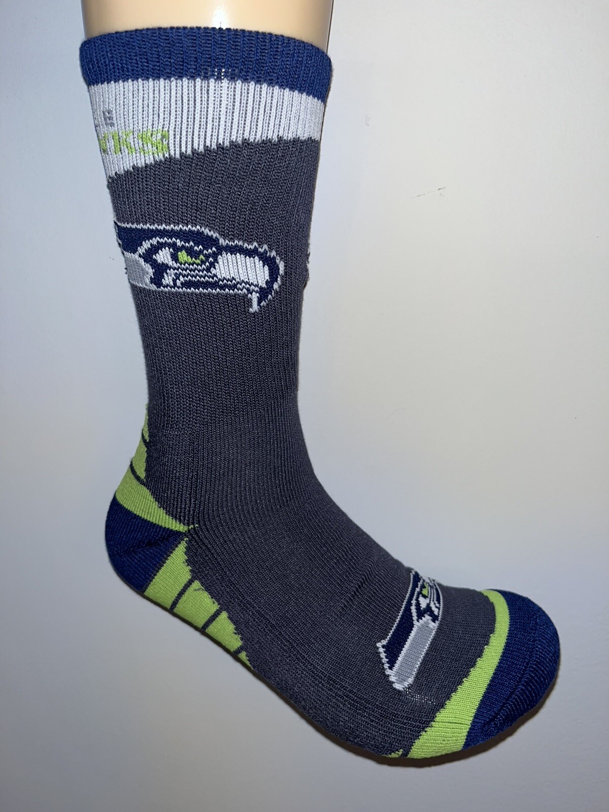 SEATTLE SEAHAWKS NFL FOOTBALL LOGO GREY SPORT FAN CREW LENGTH SOCKS LARGE Q