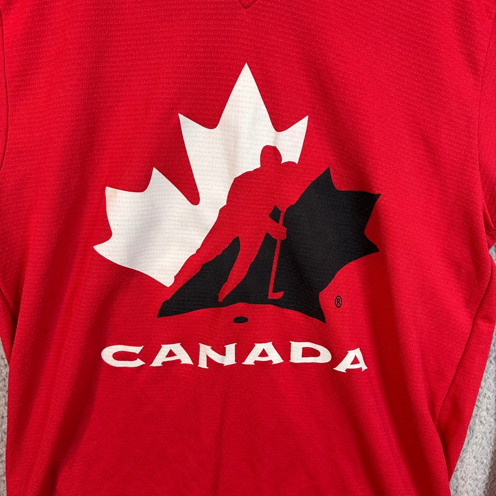 Canada Hockey Jersey Red Maple Leaf Player Logo V Neck Long Sleeve Size S