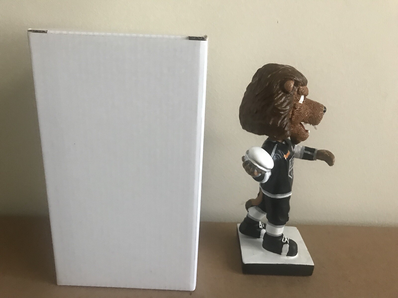 LA Kings Mascot “Bailey” Pie (Away Black Jersey) 2019 Bobblehead New In Box!