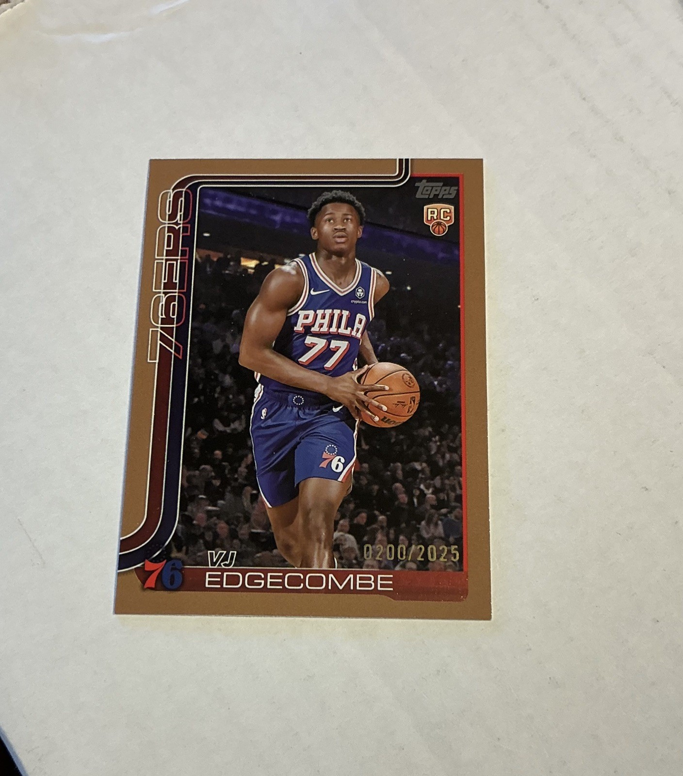 VJ Edgecomb 2025-26 Topps RC Rookie Gold SP 0574/2025 #203 Philadelphia 76ers