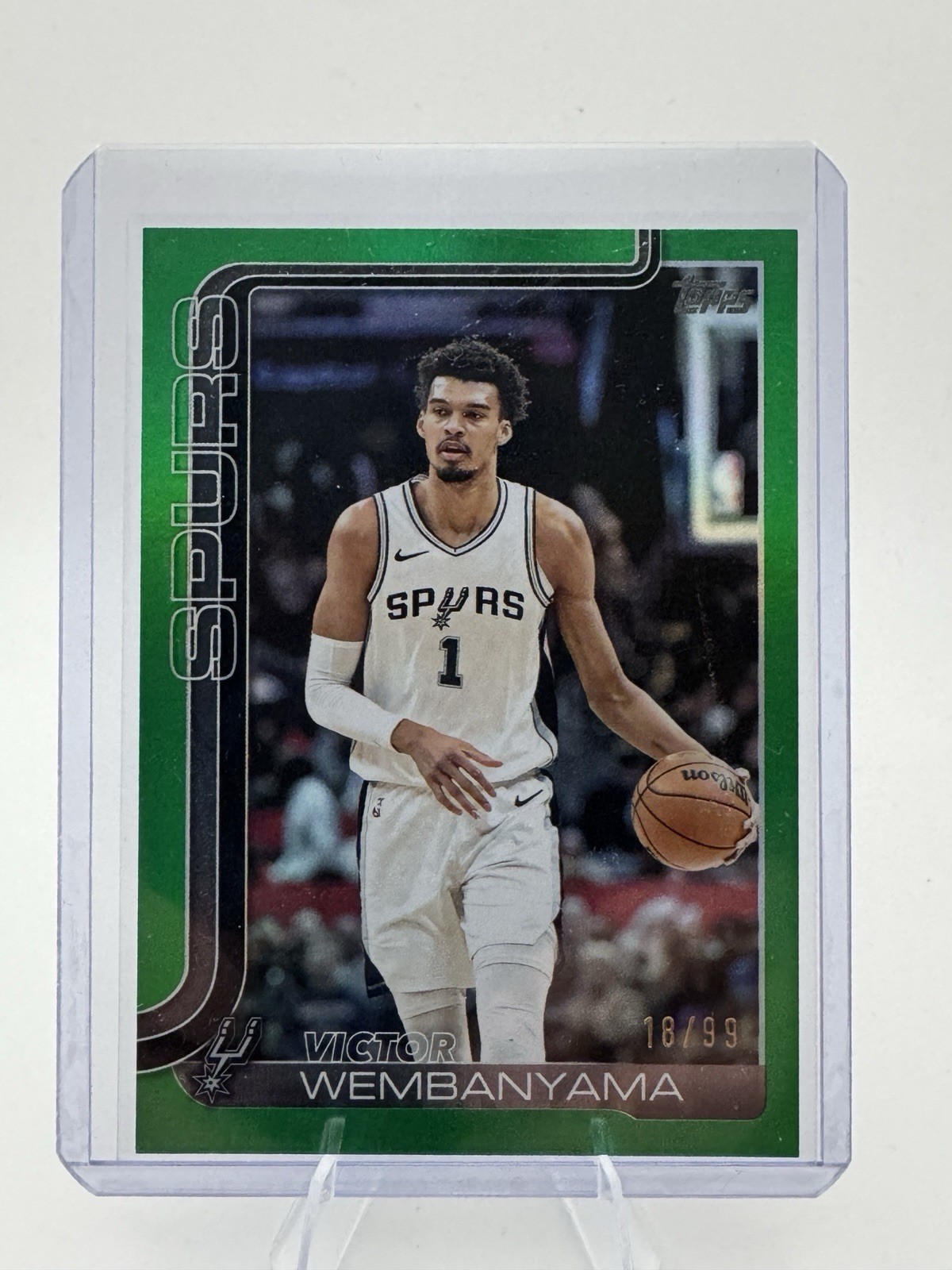 Victor Wembanyama Green Holofoil /99 2025-26 Topps – #195 – San Antonia Spurs