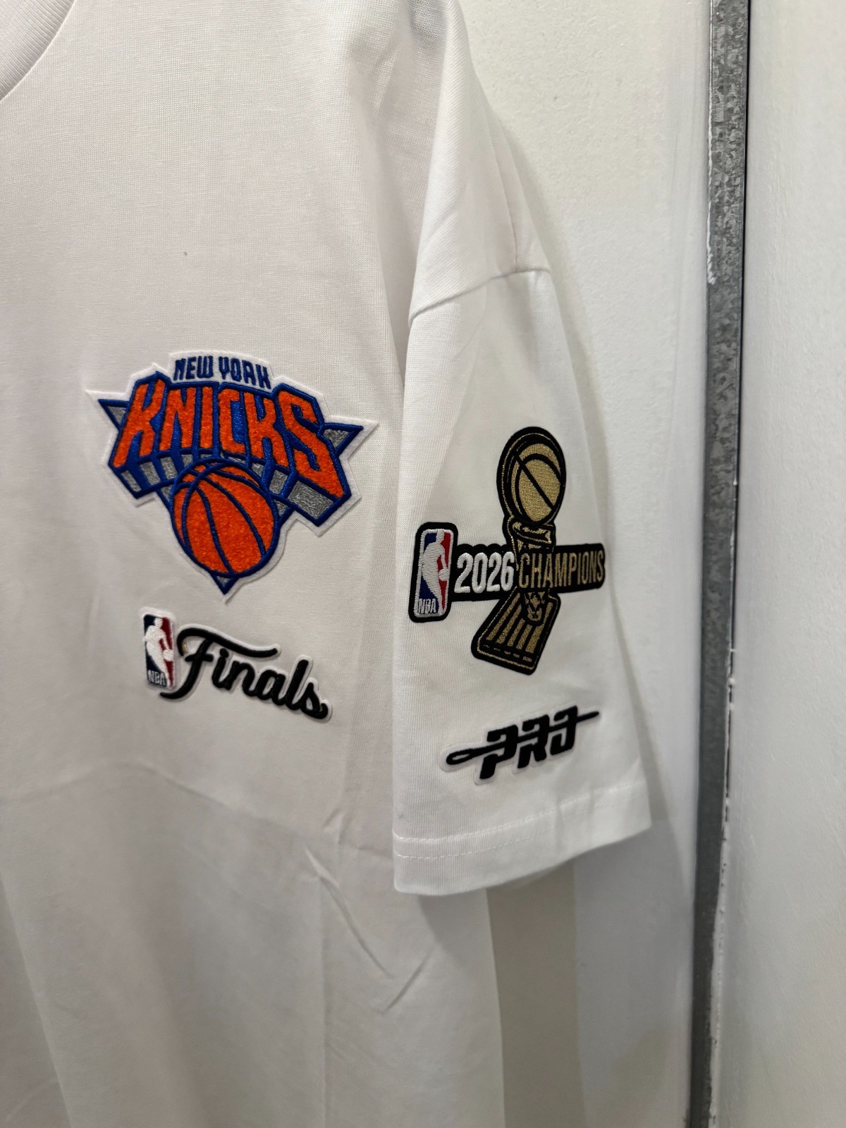 NY KNICKS CHAMPIONSHIP T-SHIRT NBA PRO STANDARD BRAND WHITE NEW & BEAUTIFUL