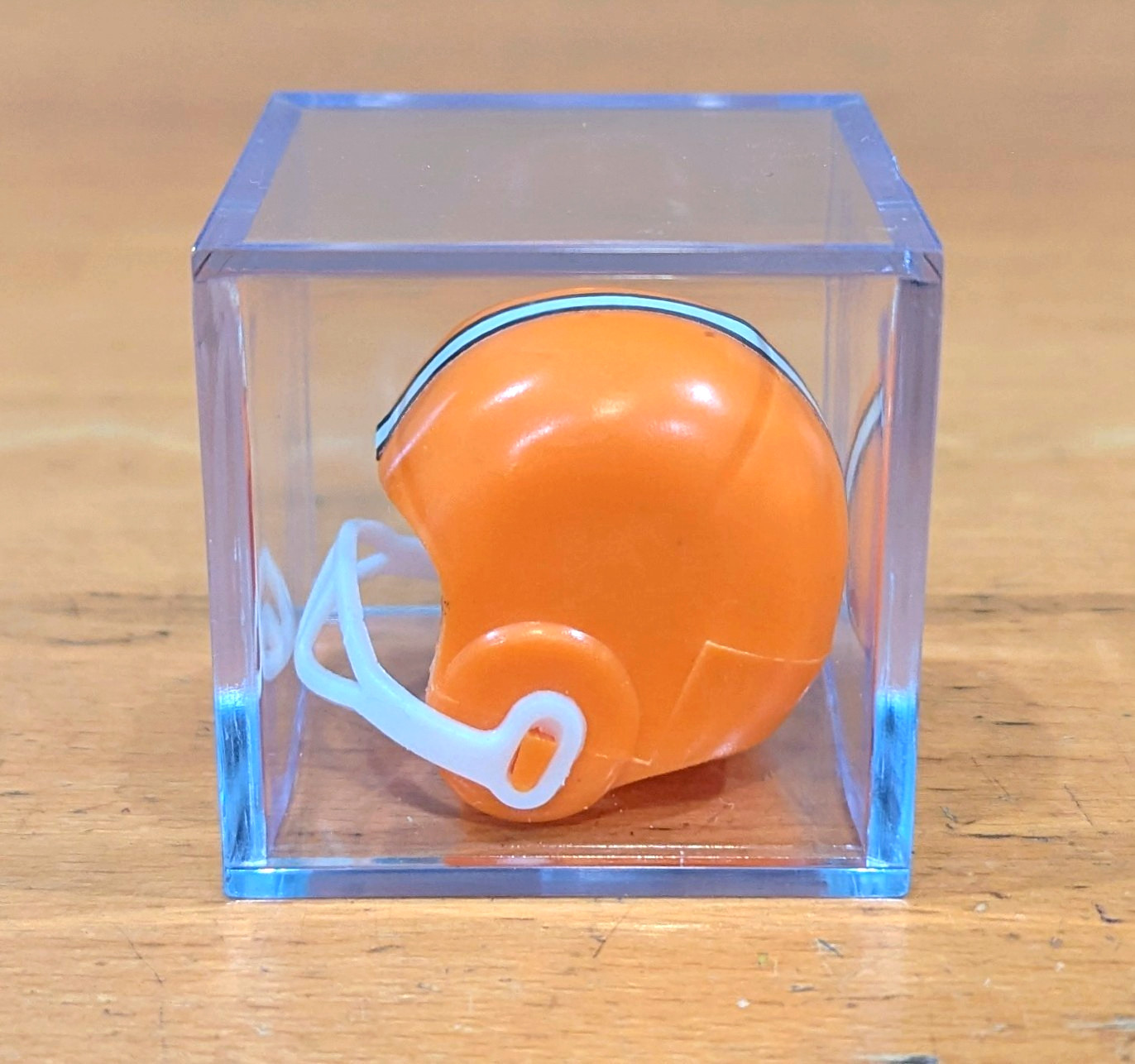 Hong Kong NFL CLEV. BROWNS VTG NFL Mini Gumball Football Helmet & Display Box!