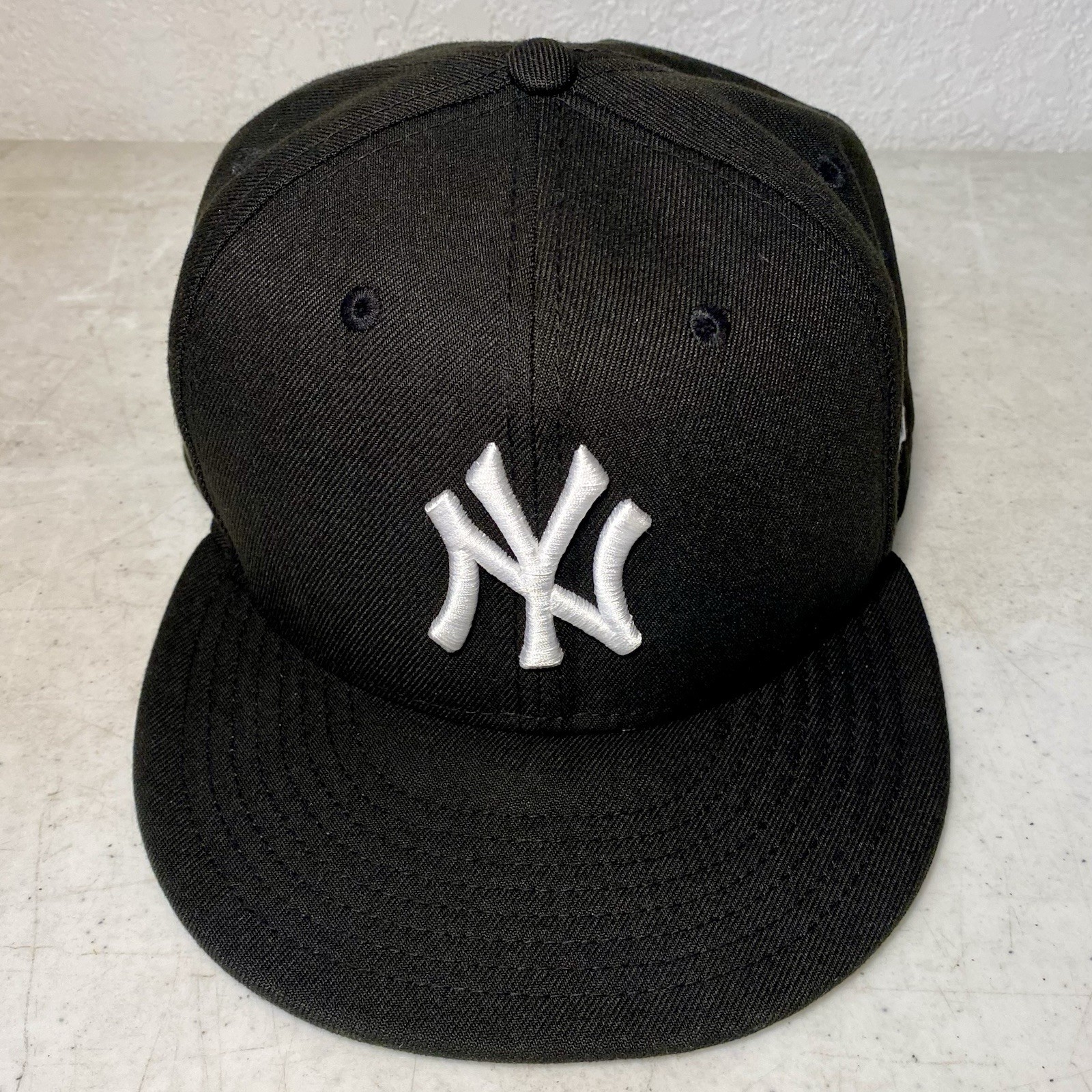 New York Yankees Hat Fitted 7 3/8 Black New Era 59FIFTY Cap with Baterman Pin