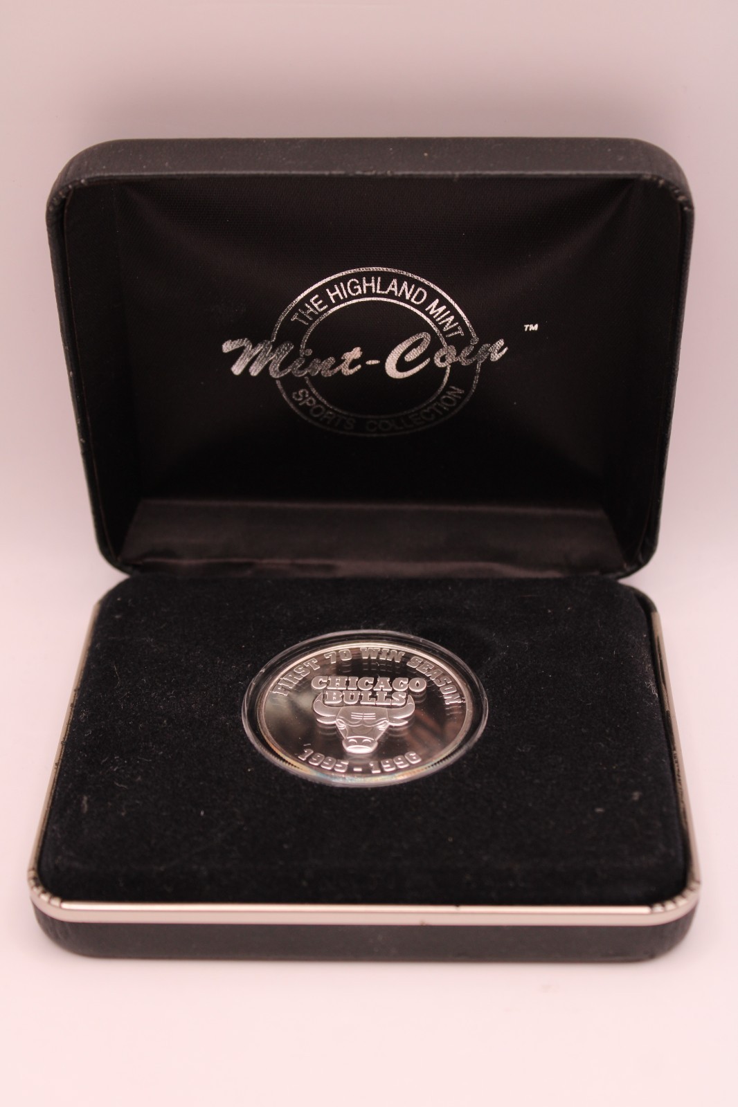 The Highland Mint Chicago Bulls 1995-1996 30 Years 1 oz .999 Silver Coin #575