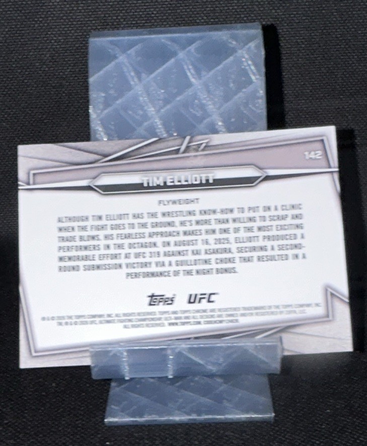 Topps Chrome UFC Parallel/Variety Tim Elliott No.61/75 #142 Mixed Martial Arts.