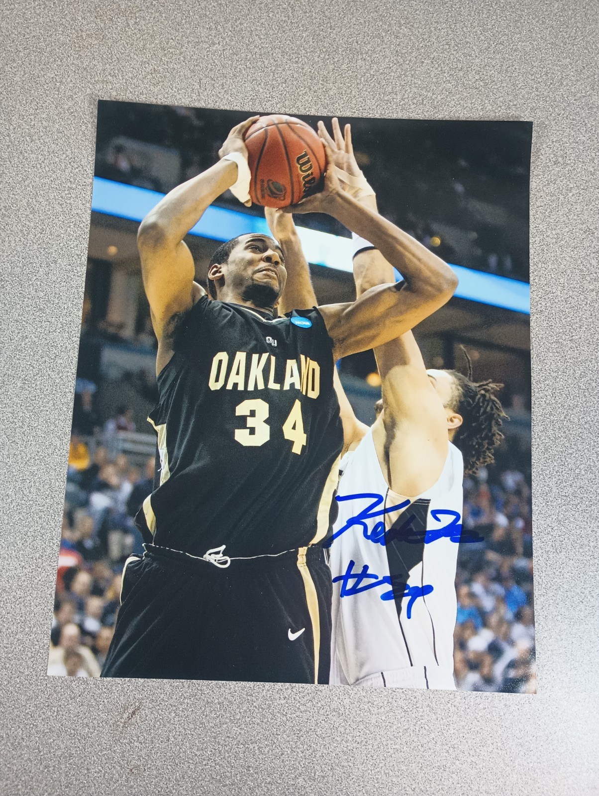 Keith Benson NCAA Oakland Oakland Golden Grizzlies Signed (8x10in) Photo