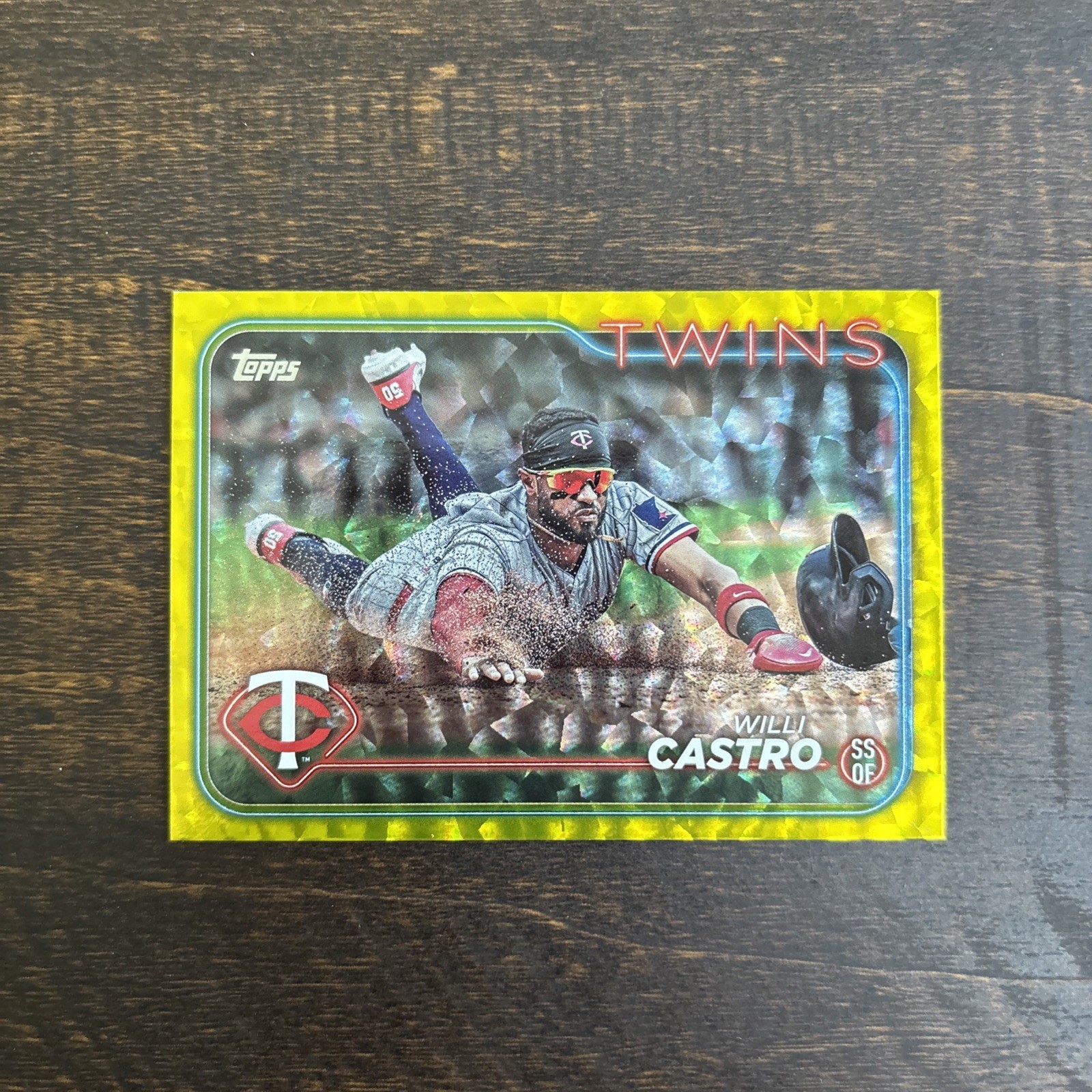 2024 Topps Series 1 #285 Willi Castro Yellow Crackle Foil #/50 Twins