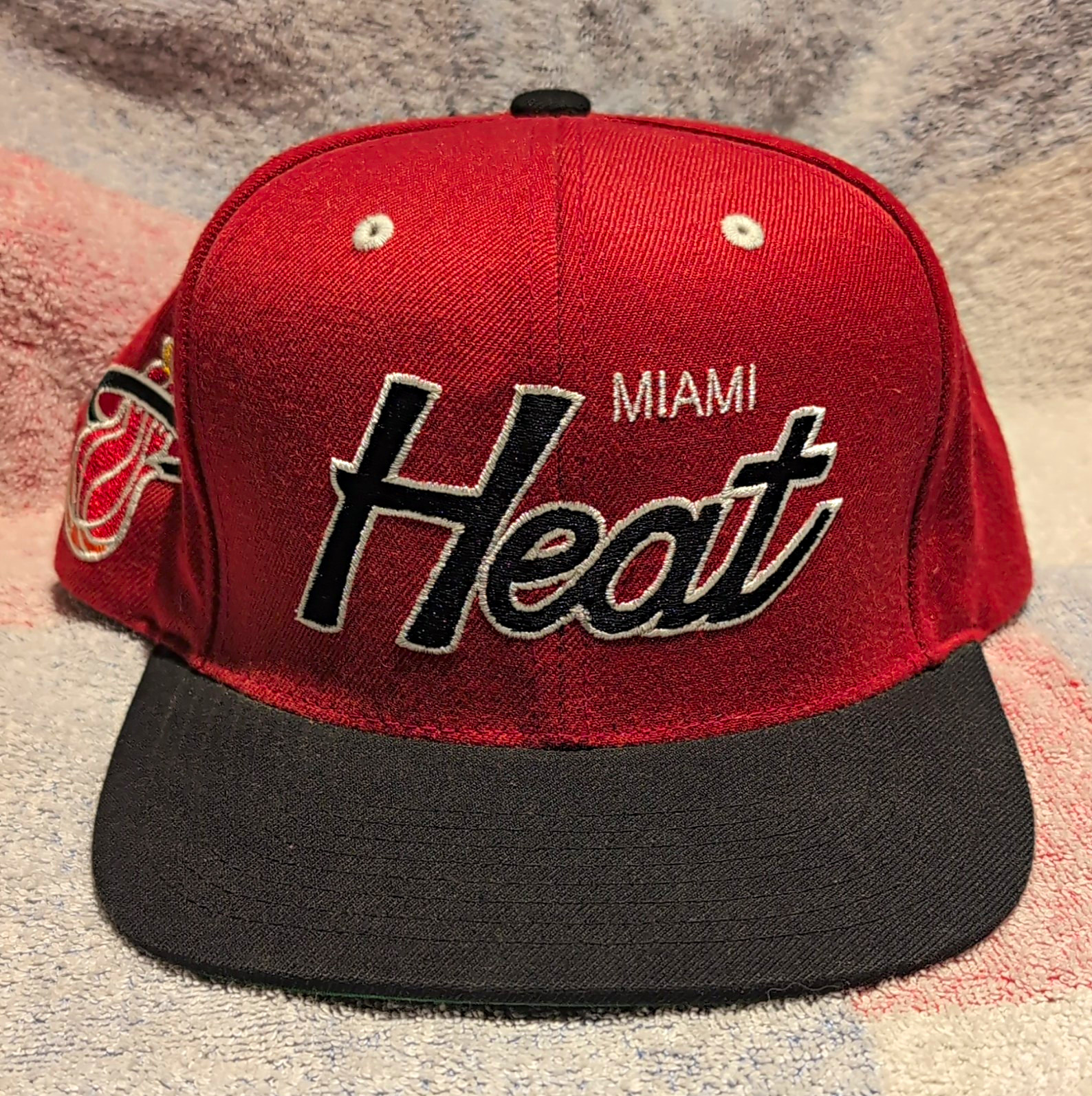 RARE Mitchell & Ness NBA Miami Heat Snapback Hat Hardwood Classics Red/Black