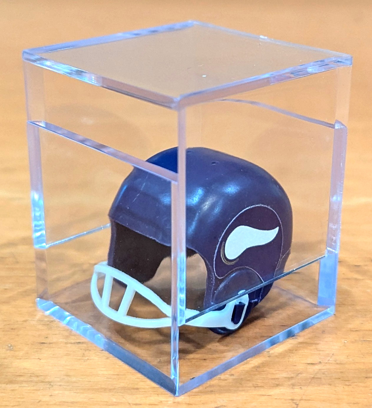 Hong Kong NFL MINN. VIKINGS VTG NFL Mini Gumball Football Helmet & Display Box!
