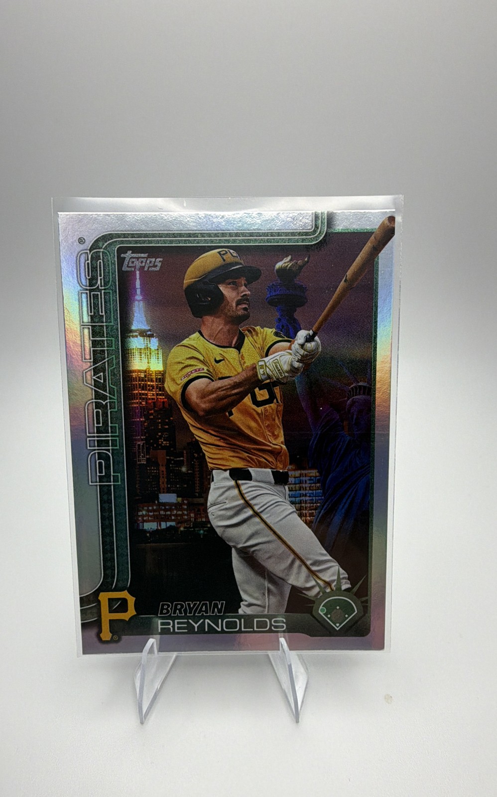 2025 Topps Series 2 – Bryan Reynolds #638 Big Apple Rainbow Foilboard