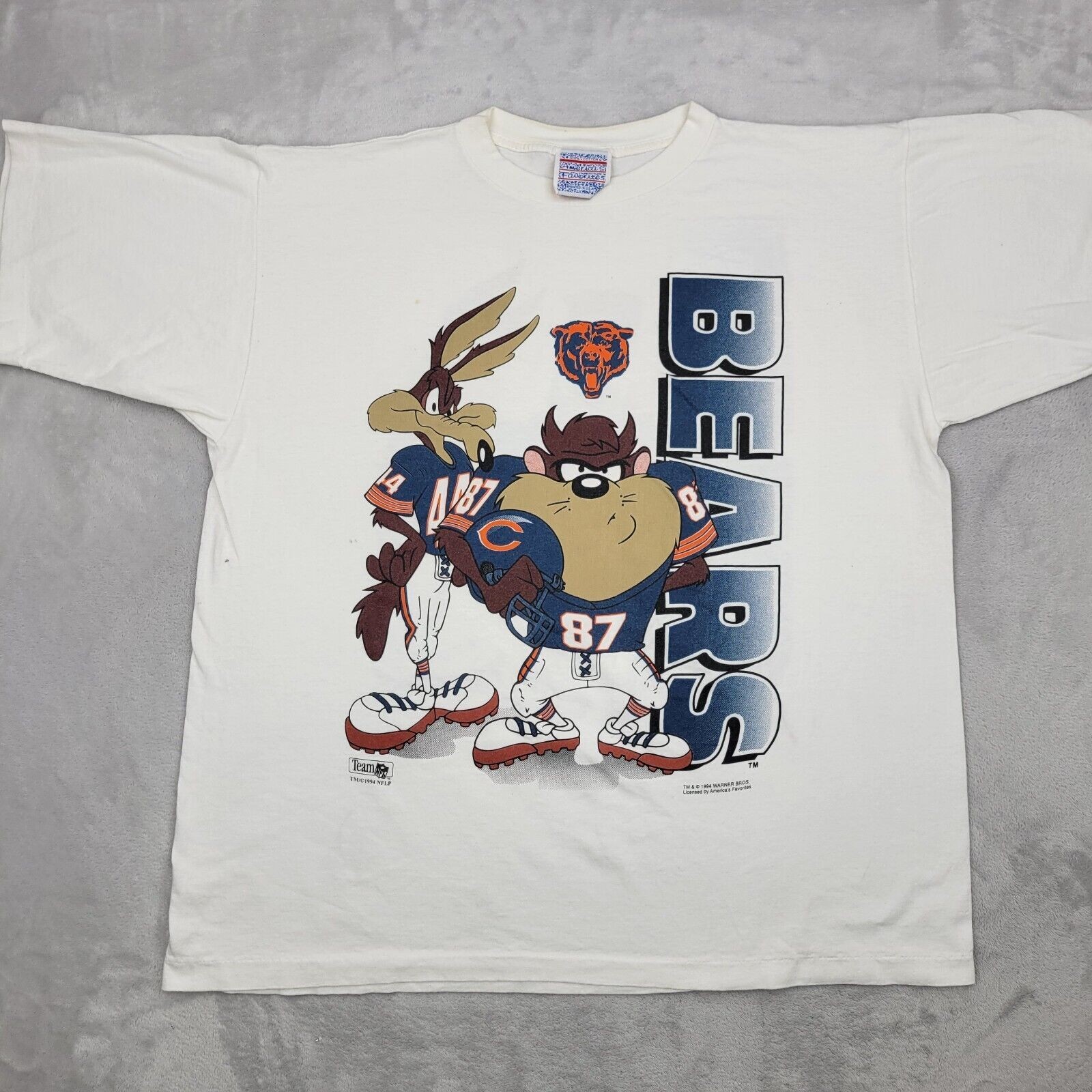 Looney Tunes Chicago Bears NFL Football Classic style T shirt vtg HN1586
