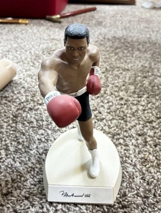Muhammad Ali signed Sports Legend Figurine of 400 Rare Black Trunk Version !!!