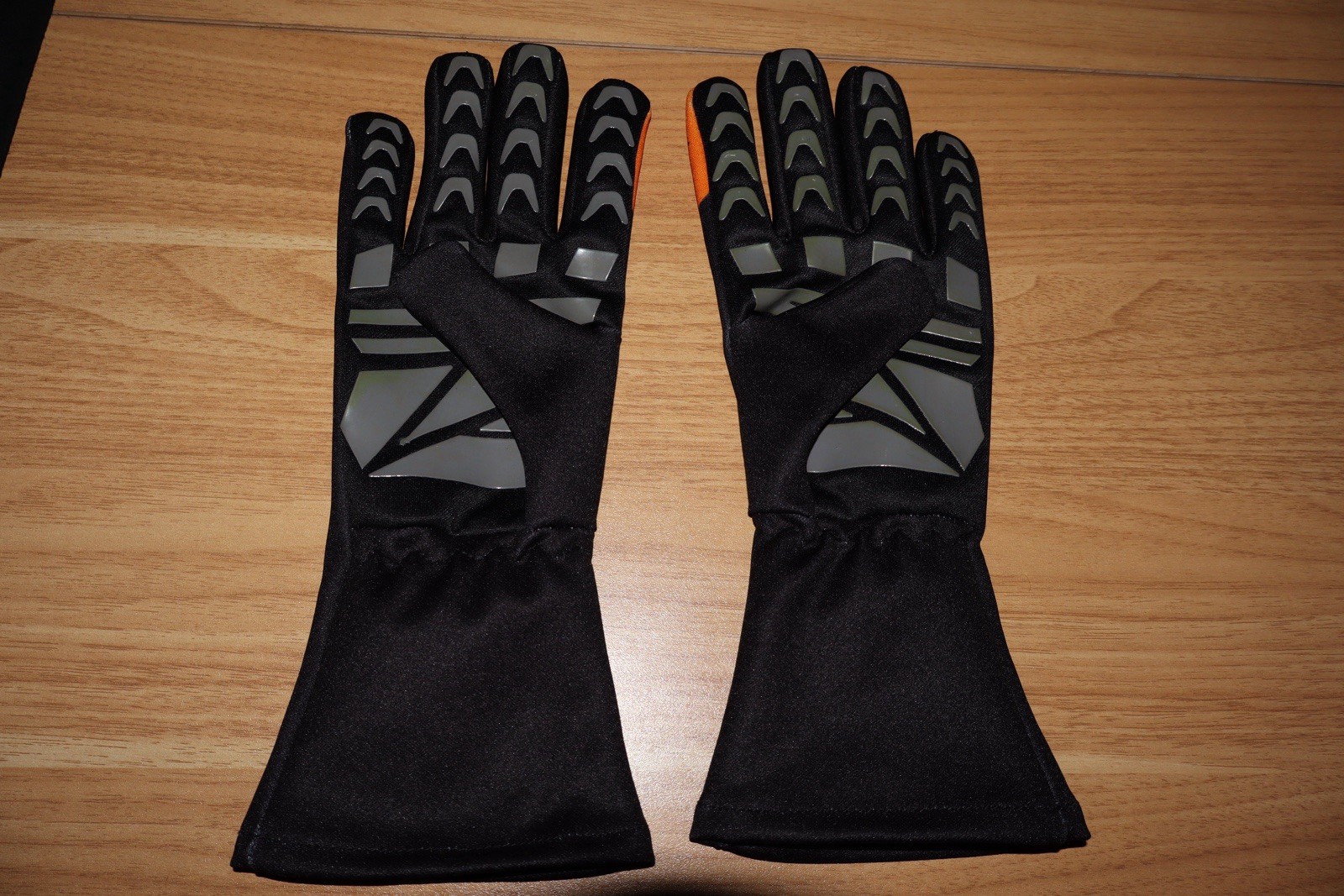 LANDO NORRIS SIGNED GLOVES MCLAREN F1 2025 WORLD CHAMPION