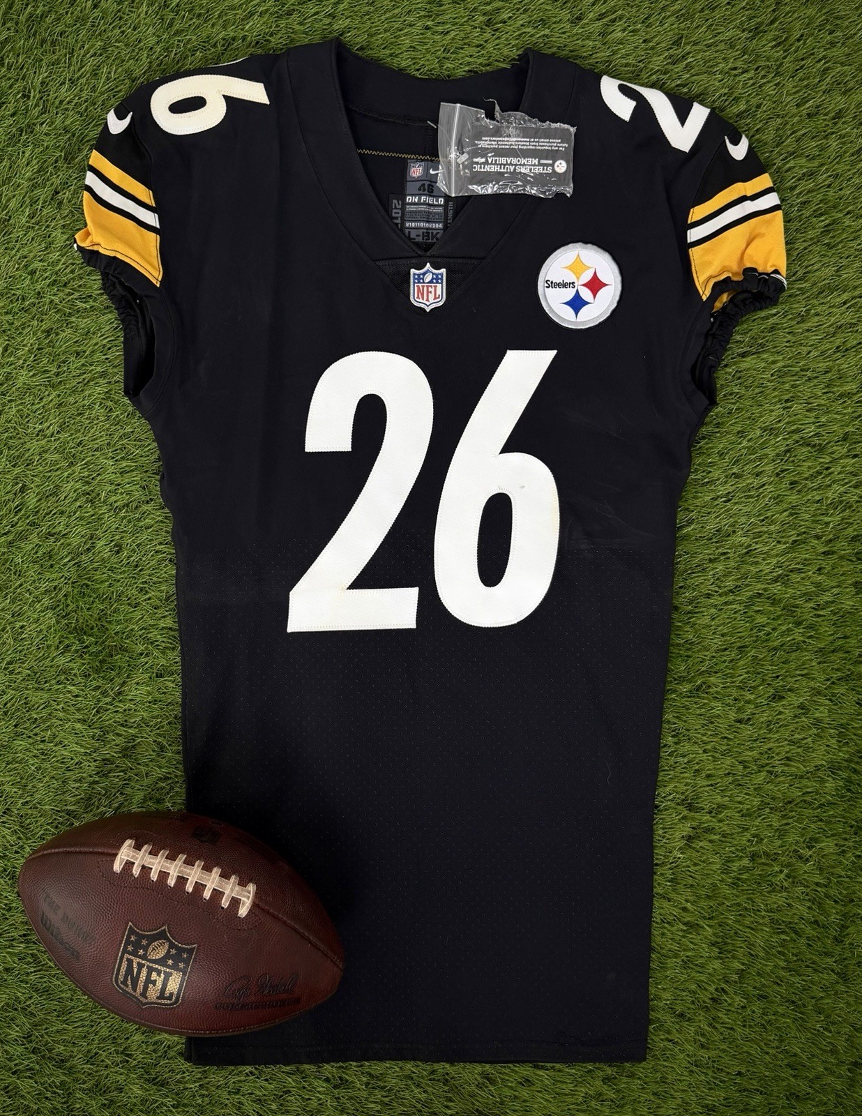 Le’Veon Bell Team Issued Pittsburgh Steelers 2017 Jersey & Game Used Worn Gloves