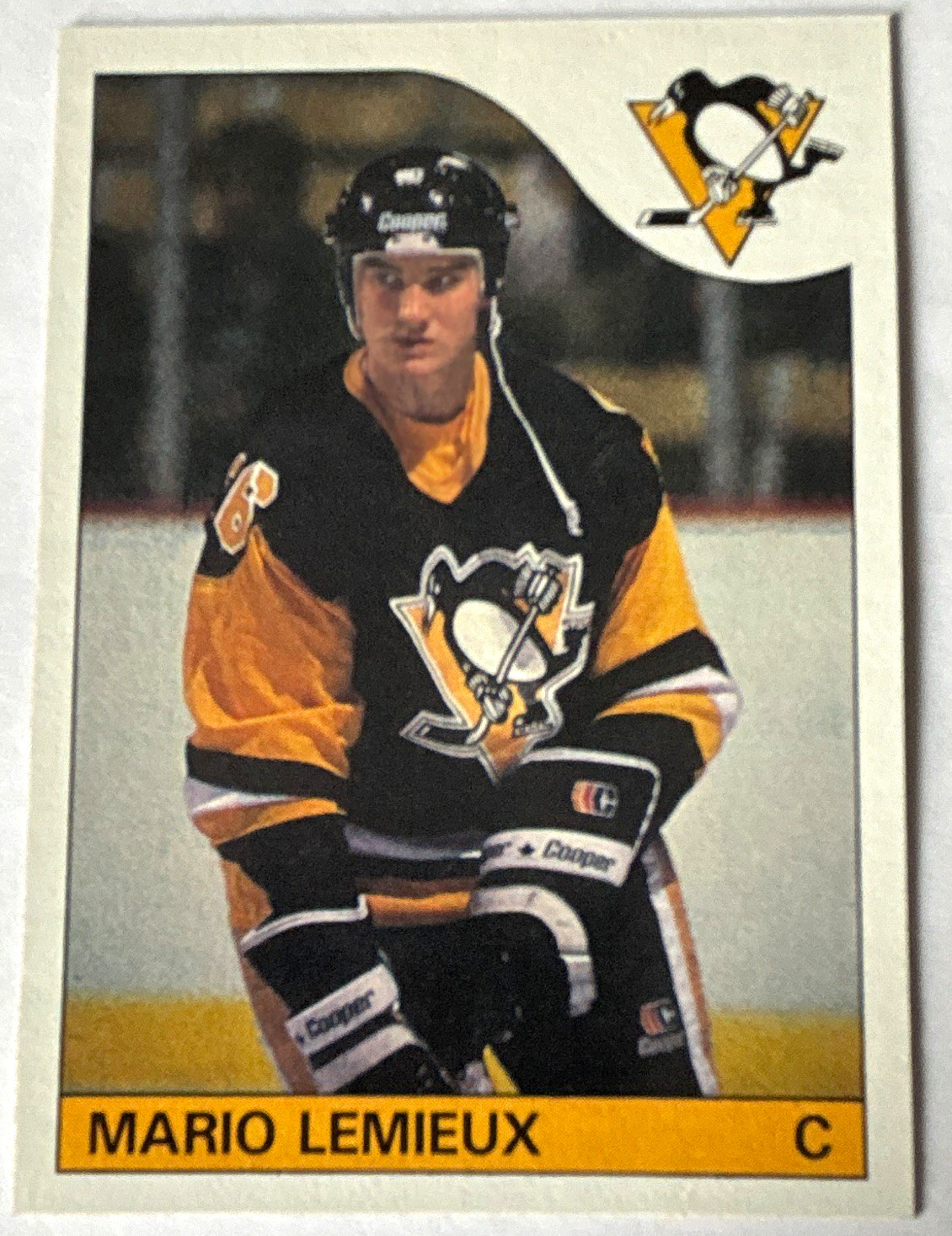 Topps 1985-86 Mario Lemieux #9 Penguins RC-Very Clean surface, corners and edges