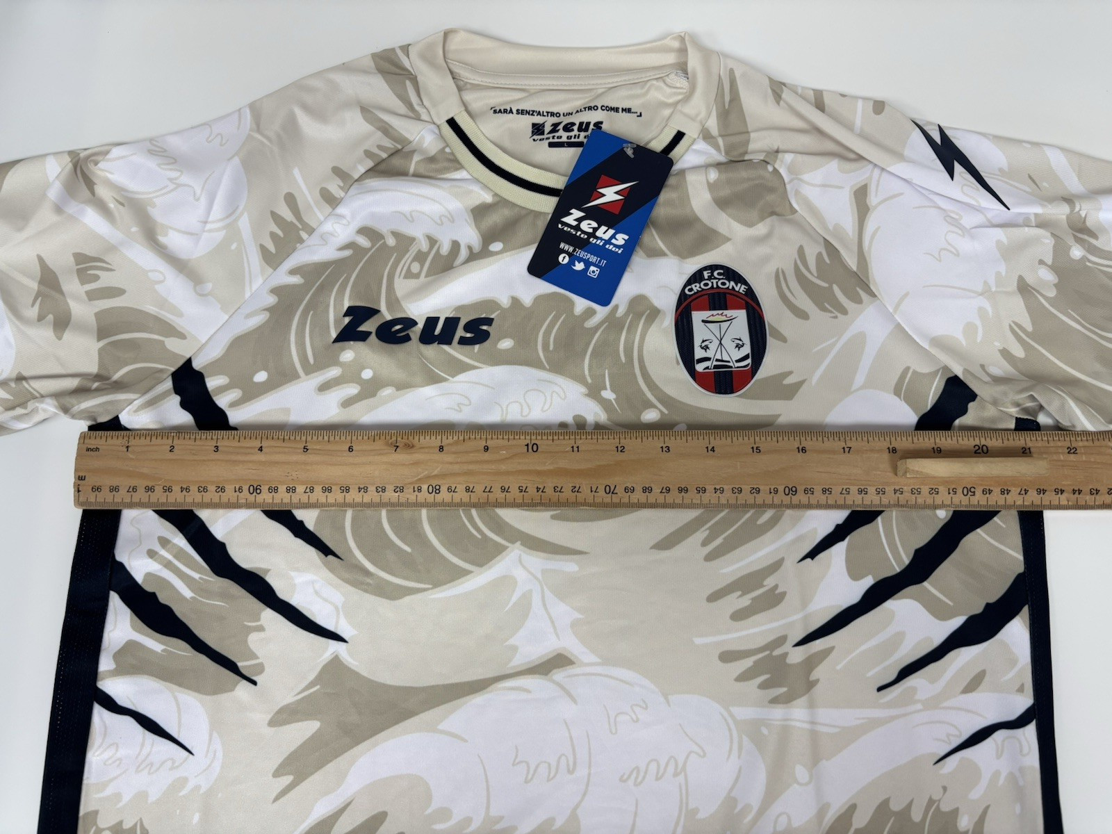 FC Crotone 2022/23 Away Football Shirt Men’s L Zeus Great Wave Serie C