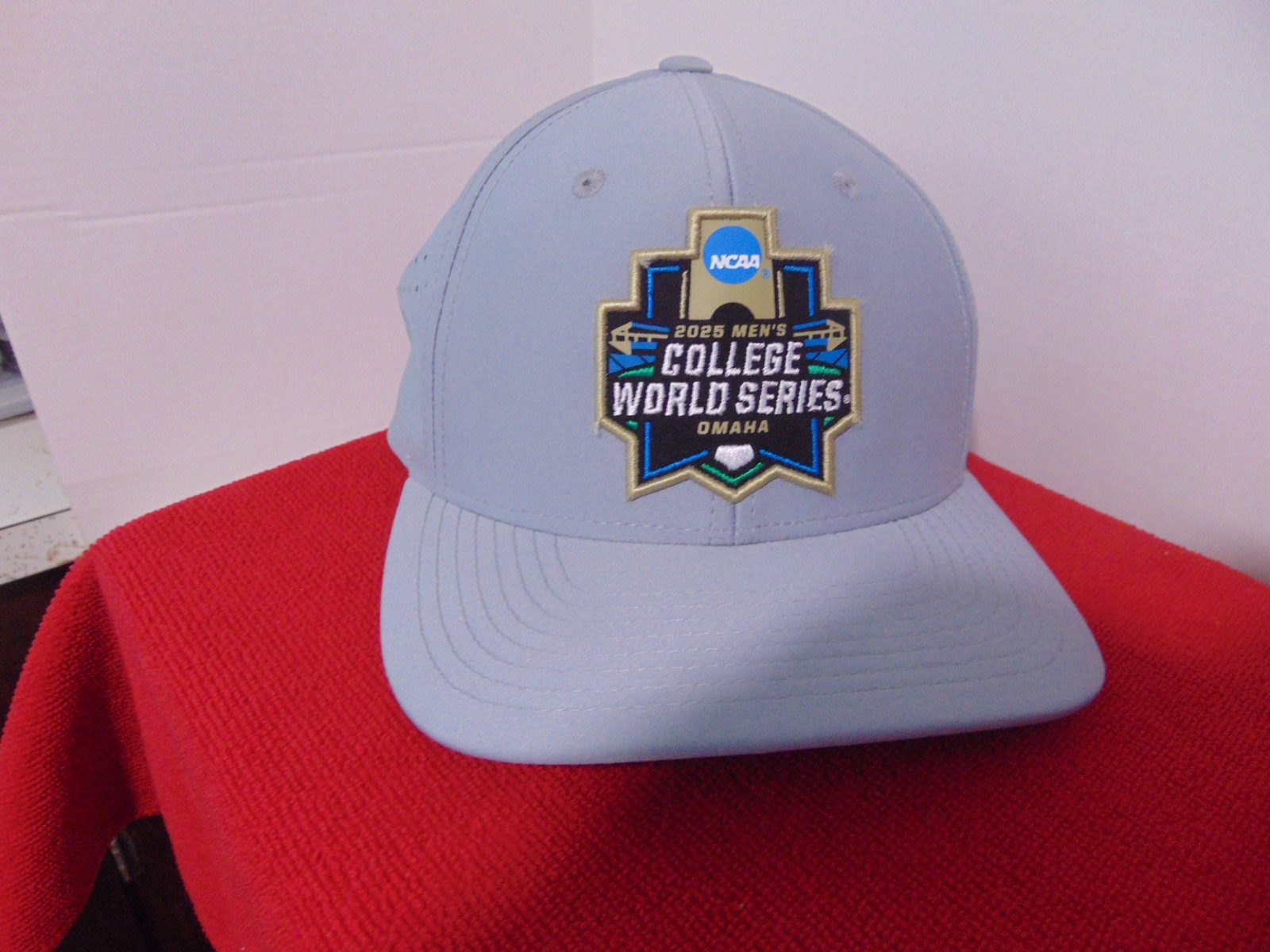 2025 Men’s College World Series Gray Baseball Hat Size M Zephyr Fit Stretch NWT