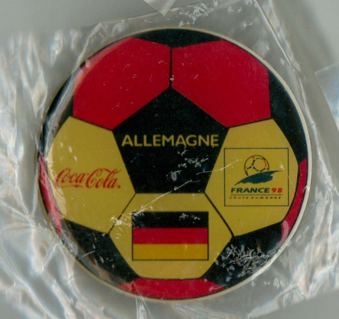 Soccer pin – FIFA World Cup – France 1998 – Germany Coke Coca-Cola ball – badge