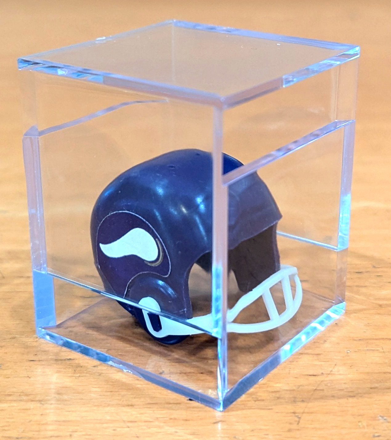 Hong Kong NFL MINN. VIKINGS VTG NFL Mini Gumball Football Helmet & Display Box!