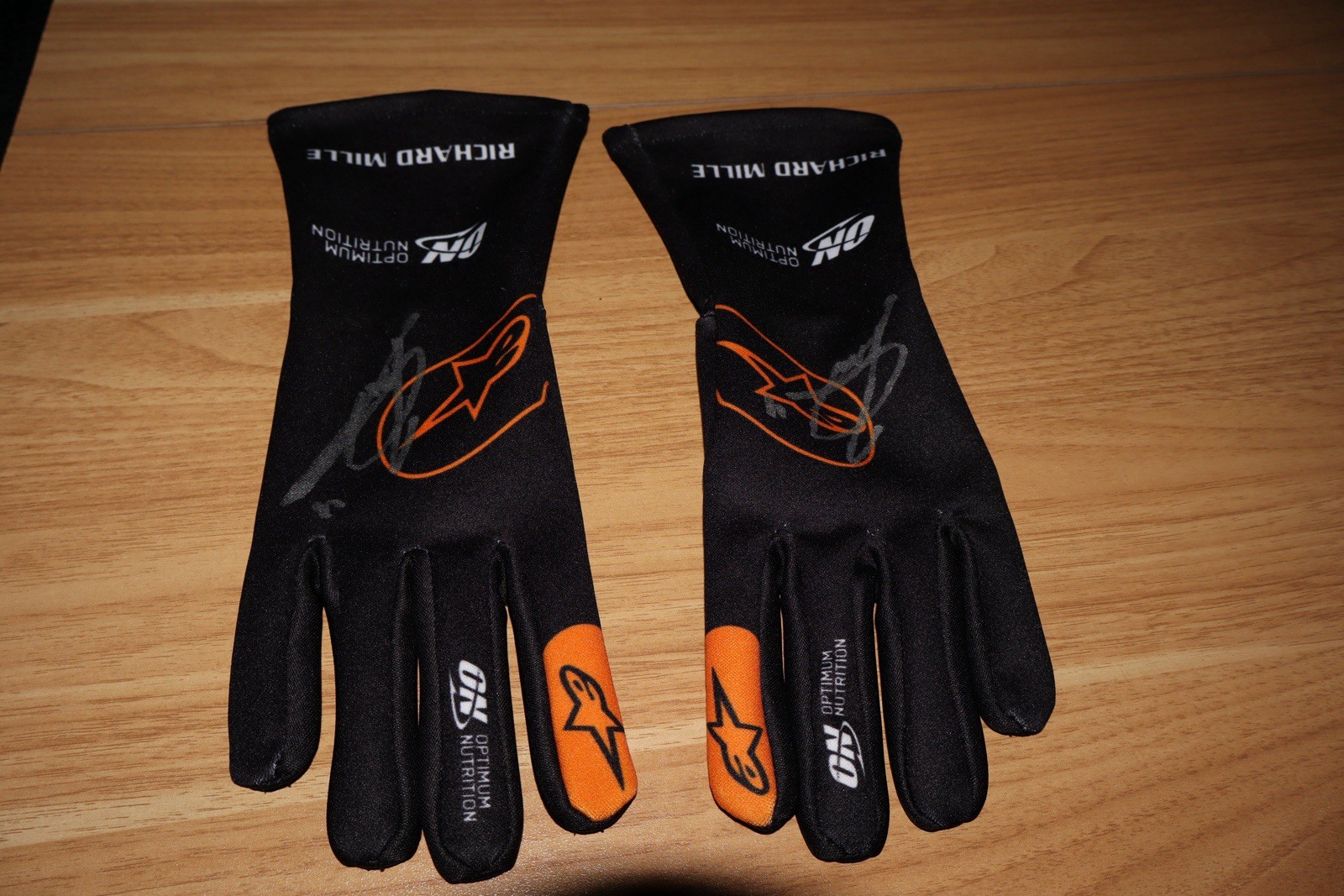 LANDO NORRIS SIGNED GLOVES MCLAREN F1 2025 WORLD CHAMPION