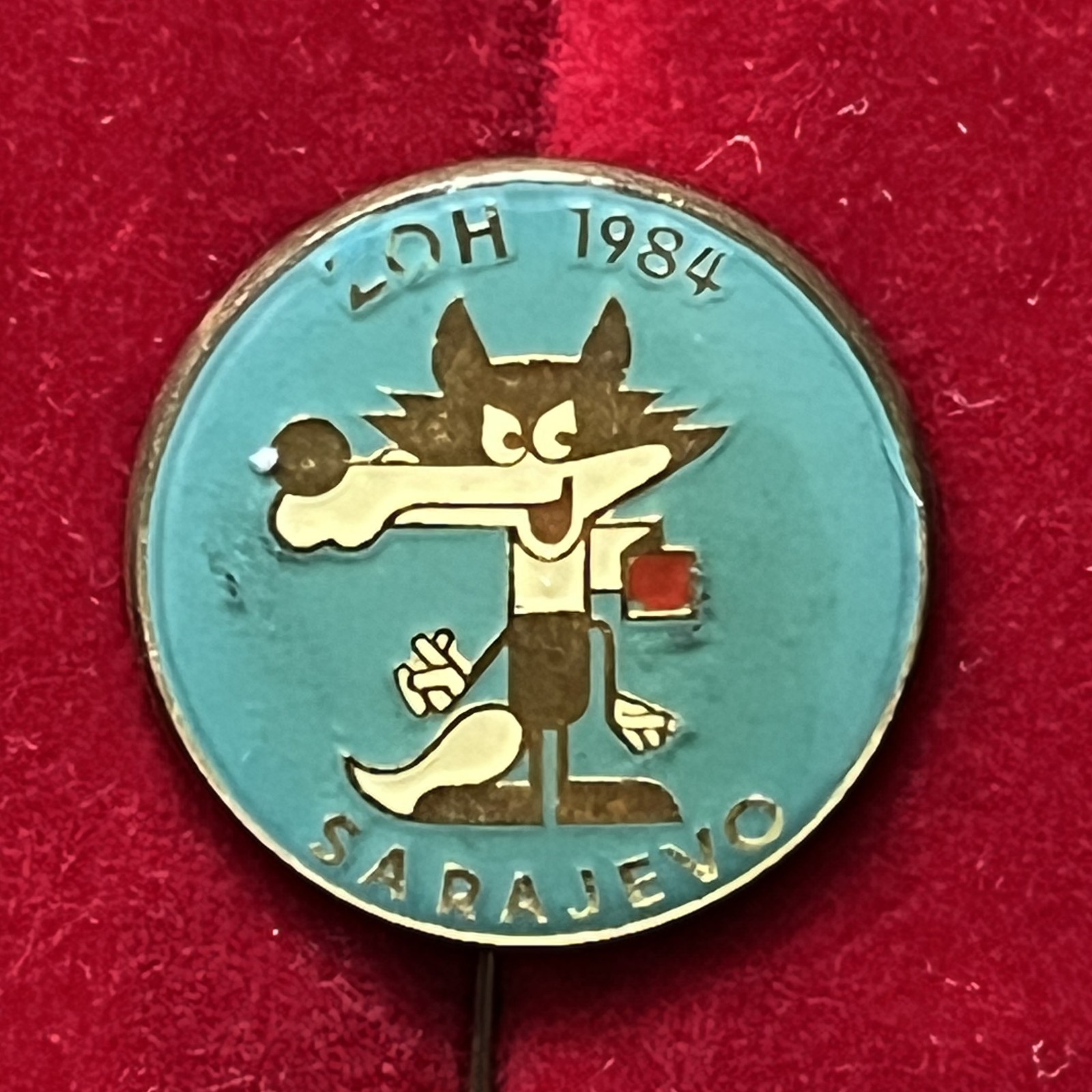 1984 SARAJEVO Winter Olympic Games Vučko the Wolf Mascot Pin Badge.