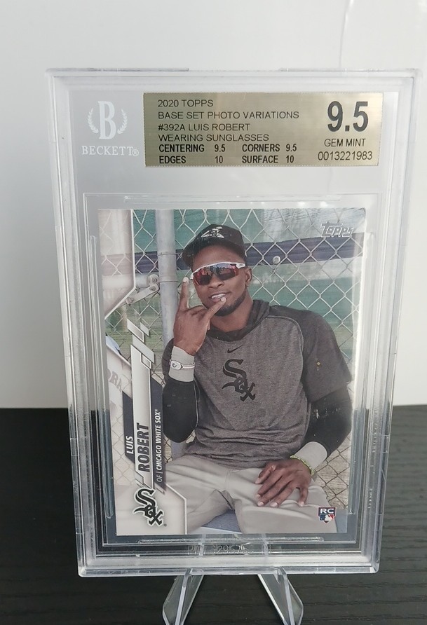 2020 Topps – Photo Variation Luis Robert #392 Wearing Sunglasses in Dugout (RC)