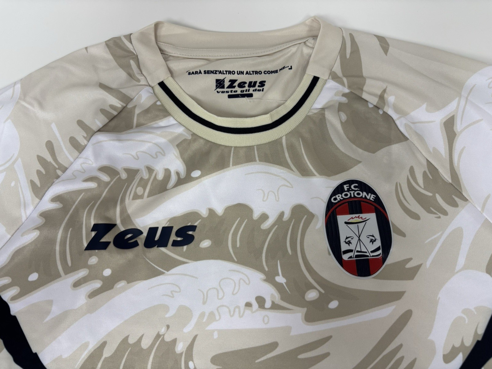 FC Crotone 2022/23 Away Football Shirt Men’s L Zeus Great Wave Serie C