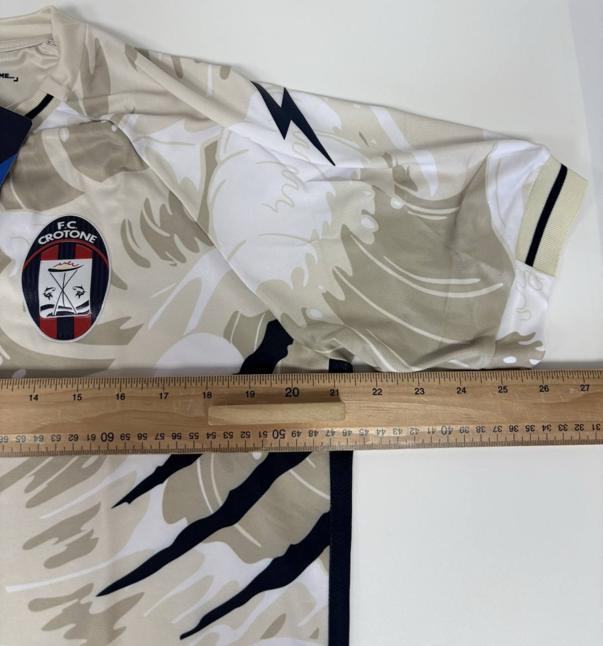 FC Crotone 2022/23 Away Football Shirt Men’s L Zeus Great Wave Serie C