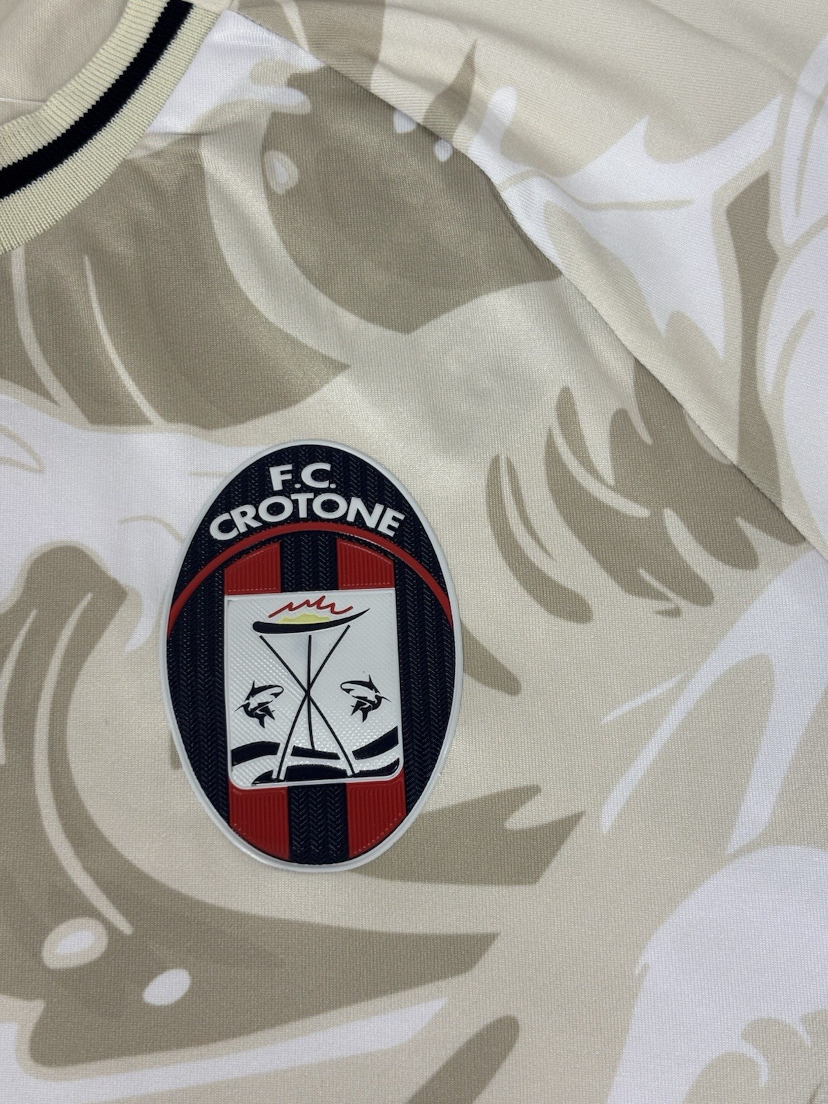 FC Crotone 2022/23 Away Football Shirt Men’s L Zeus Great Wave Serie C