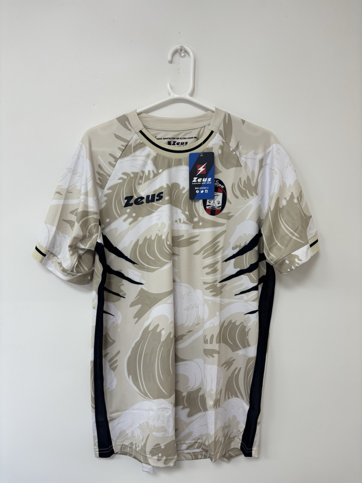 FC Crotone 2022/23 Away Football Shirt Men’s L Zeus Great Wave Serie C