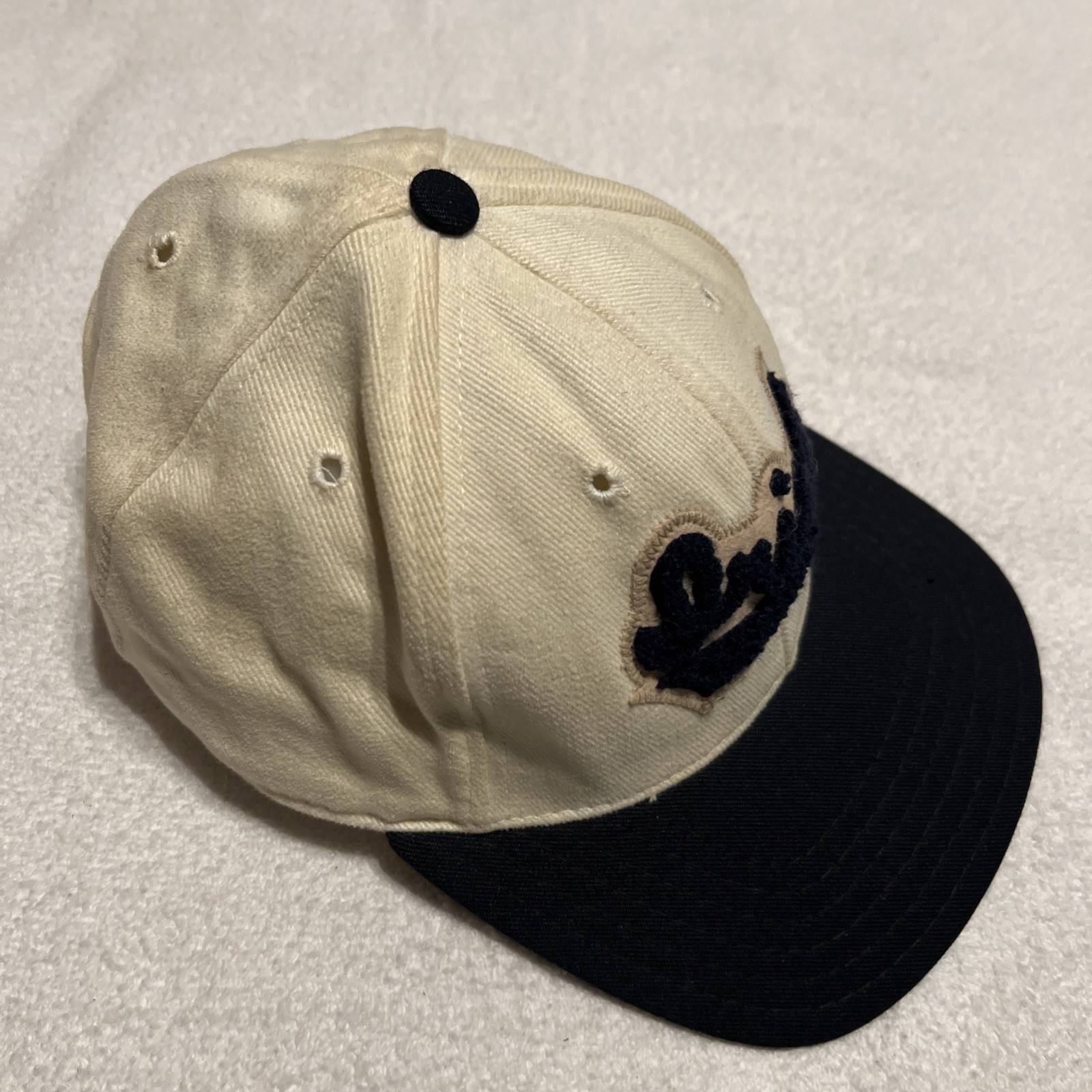 Vintage Notre Dame Fighting Irish Hat Snap Back Beige Black Pro-Line Cap USA