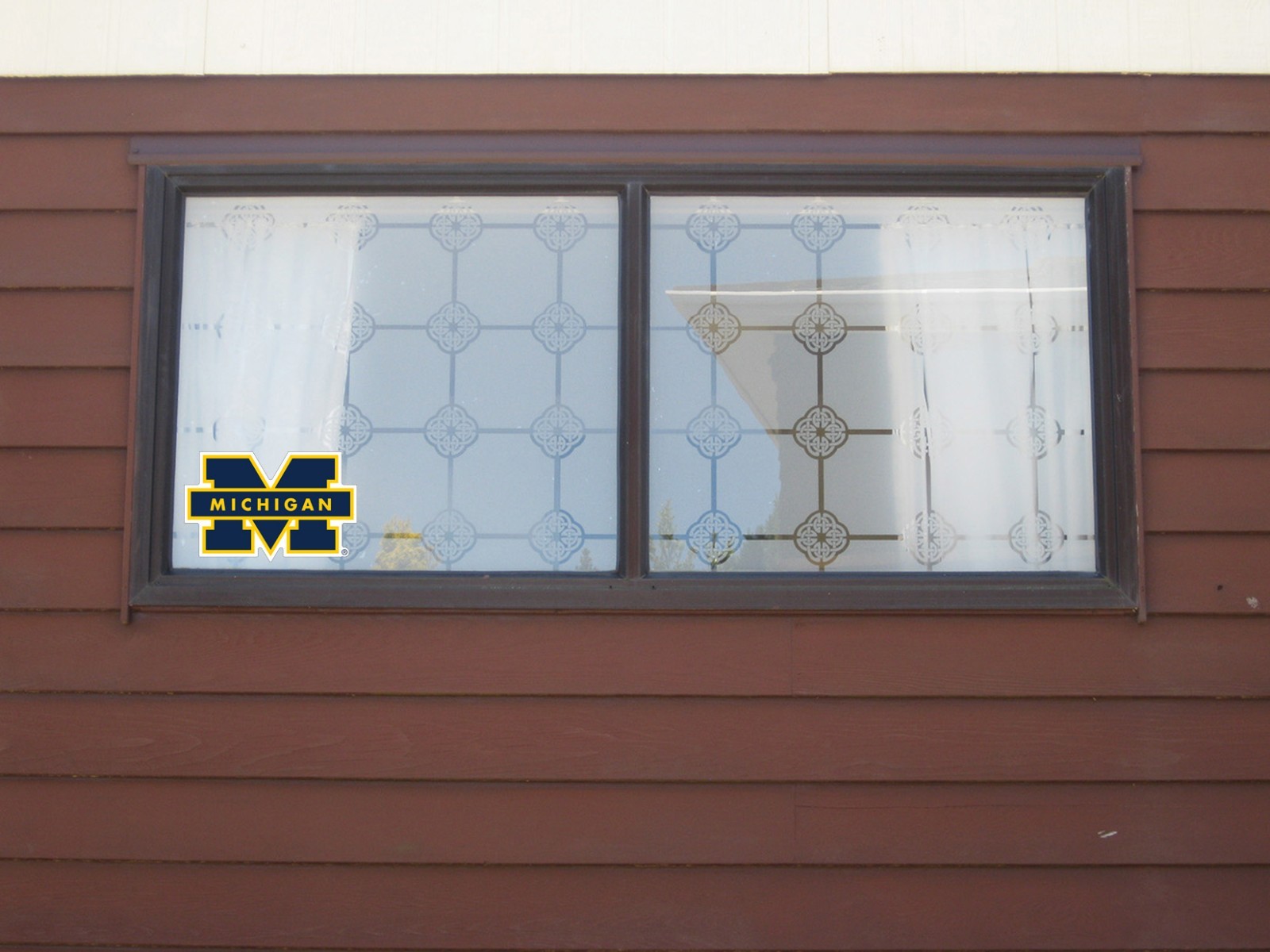 Michigan Wolverines Logo Laminated Vinyl Decal Sticker All Weather Safe
