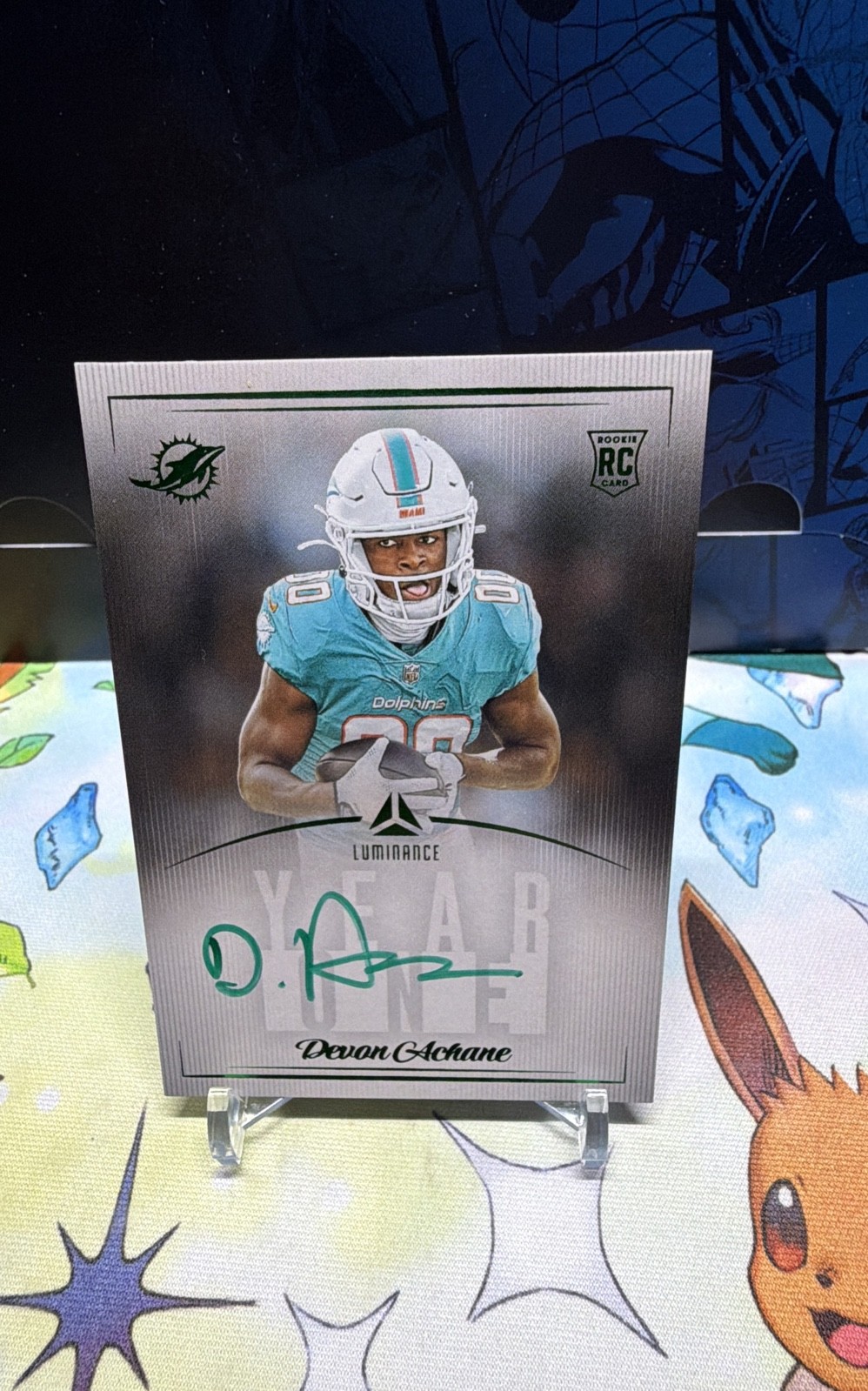 2023 Panini Luminance – Year One Signatures Rps De’Von Achane #Y1ACHSP Green AU,