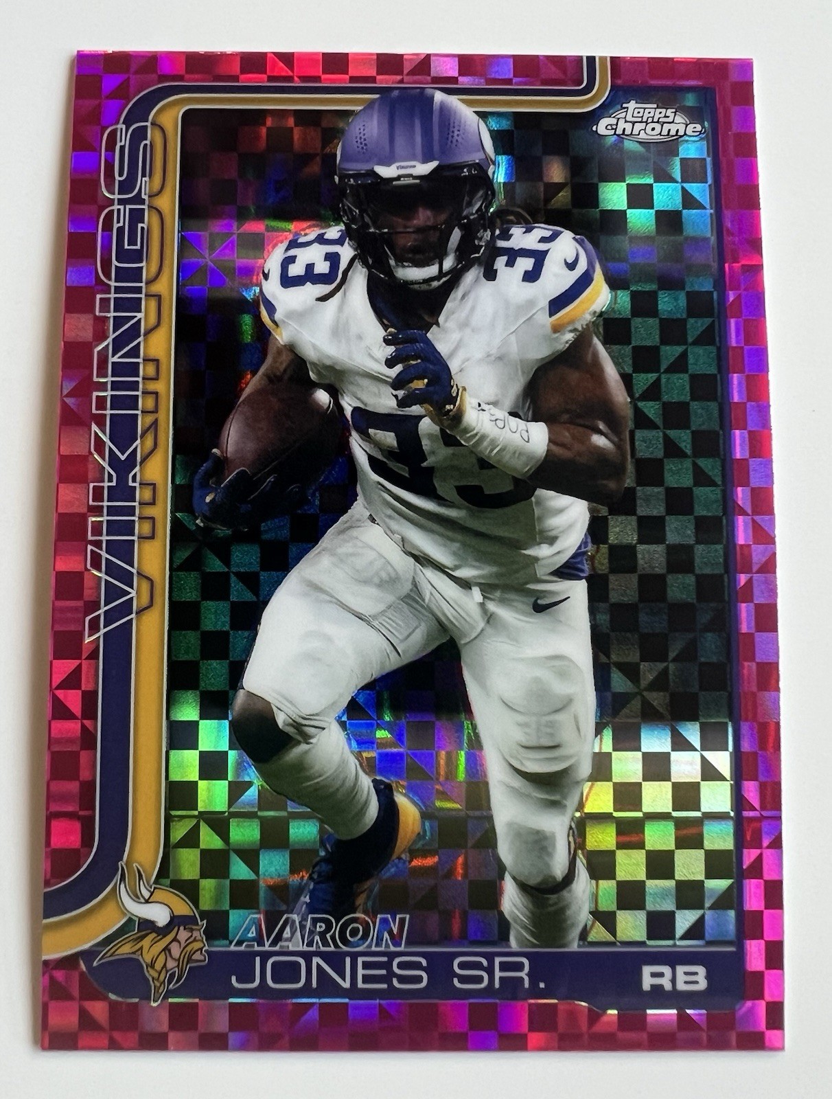 2025 Topps Chrome Football Aaron Jones Sr. Hot Pink X-Fractor #201 Minnesota